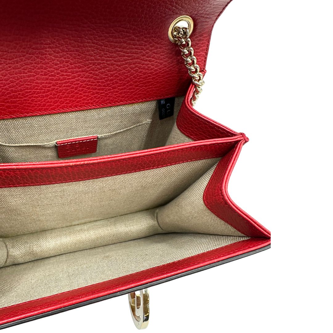 Interno di una borsa Gucci Interlocking in pelle martellata rossa con parti metalliche dorate. Munita di una tracolla scorrevole in catena non amovibile e spallaccio in pelle. Chiusura con doppie G incrociate. Completa di dustbag. Indossabile a spalla o a tracolla.
