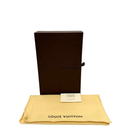 Corredo di un portafoglio Louis Vuitton in pelle Epi blu marino con parti metalliche argentate.