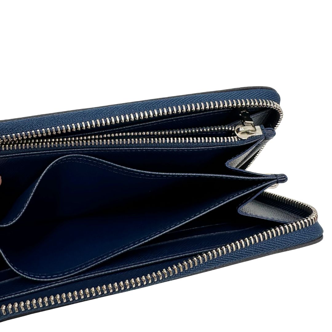 Interno di un portafoglio Louis Vuitton in pelle Epi blu marino con parti metalliche argentate. Completo di corredo.