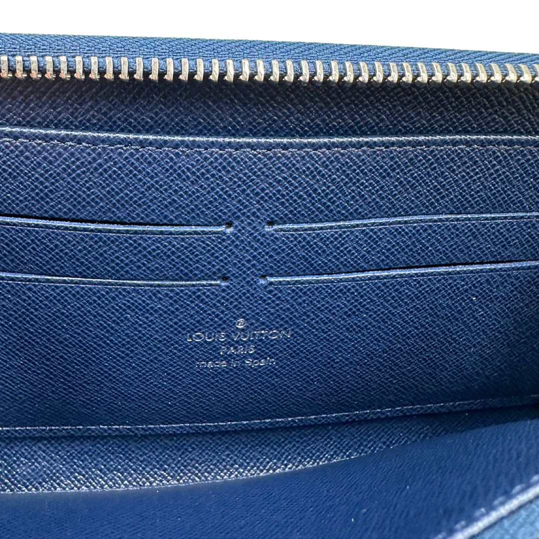 Interno di un portafoglio Louis Vuitton in pelle Epi blu marino con parti metalliche argentate. Completo di corredo.