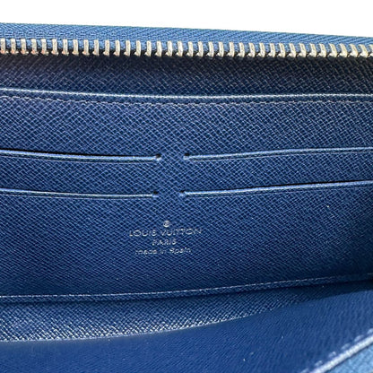 Interno di un portafoglio Louis Vuitton in pelle Epi blu marino con parti metalliche argentate. Completo di corredo.