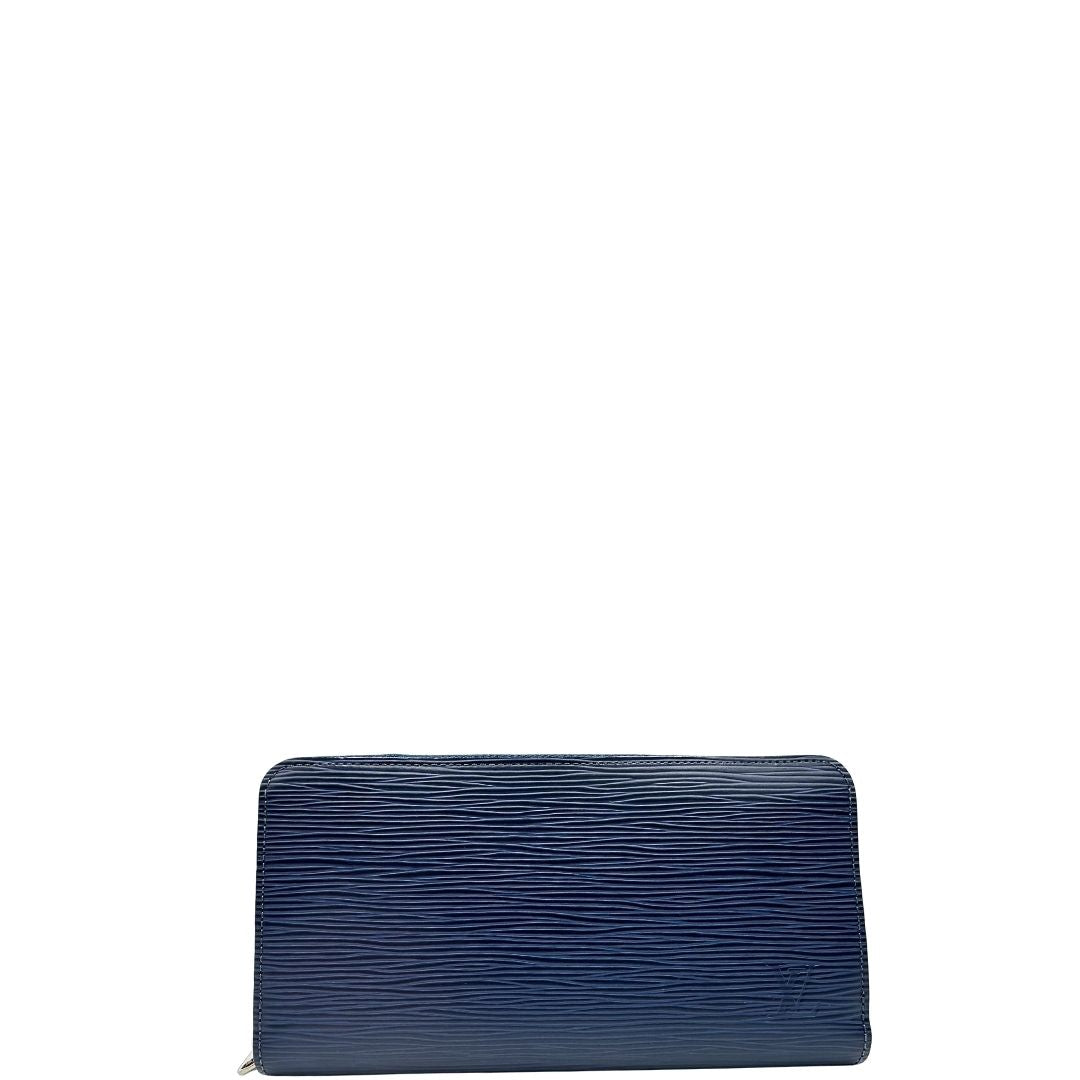 Front di un portafoglio Louis Vuitton in pelle Epi blu marino con parti metalliche argentate. Completo di corredo.