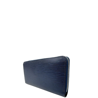 Laterale destro di un portafoglio Louis Vuitton in pelle Epi blu marino con parti metalliche argentate. Completo di corredo.