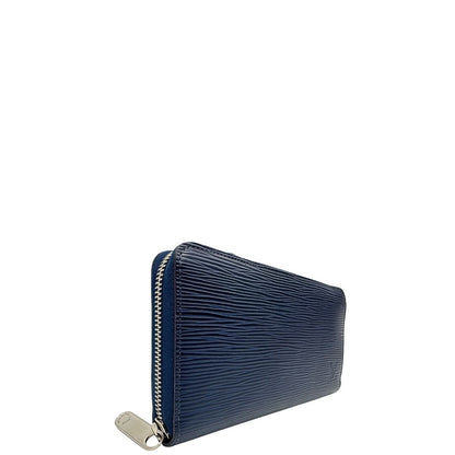 Laterale sinistro di un portafoglio Louis Vuitton in pelle Epi blu marino con parti metalliche argentate. Completo di corredo.