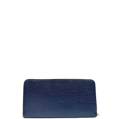 Retro di un portafoglio Louis Vuitton in pelle Epi blu marino con parti metalliche argentate. Completo di corredo.