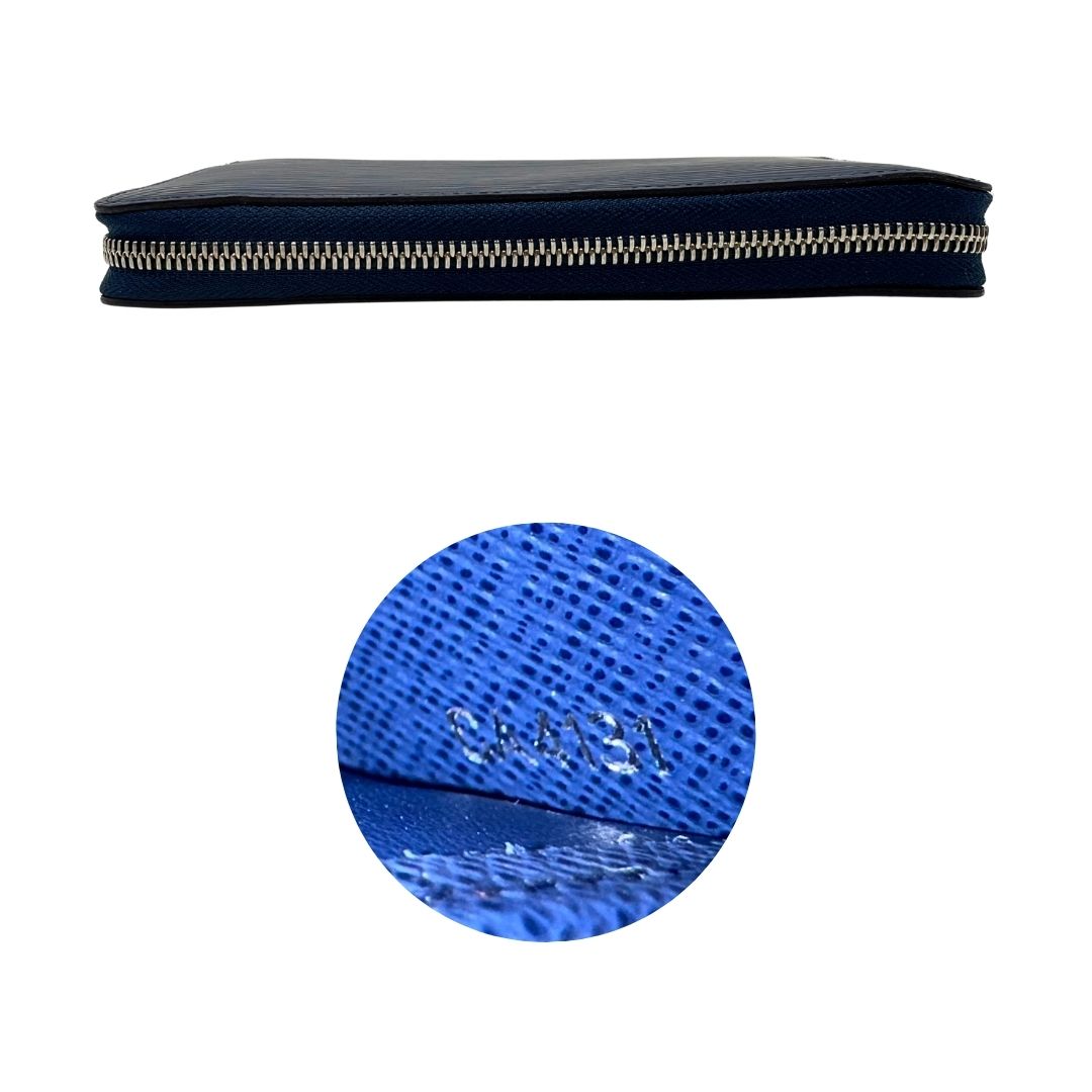 Base e codice di un portafoglio Louis Vuitton in pelle Epi blu marino con parti metalliche argentate. Completo di corredo.