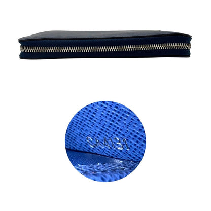 Base e codice di un portafoglio Louis Vuitton in pelle Epi blu marino con parti metalliche argentate. Completo di corredo.