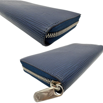Angoli di un portafoglio Louis Vuitton in pelle Epi blu marino con parti metalliche argentate. Completo di corredo.
