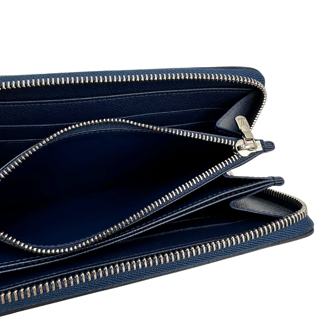 Interno di un portafoglio Louis Vuitton in pelle Epi blu marino con parti metalliche argentate. Completo di corredo.