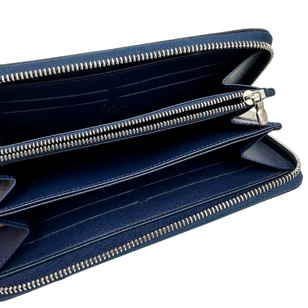 Interno di un portafoglio Louis Vuitton in pelle Epi blu marino con parti metalliche argentate. Completo di corredo.