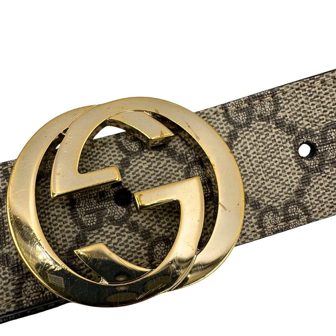 Cintura Gucci in canvas beige GG con finiture in pelle marroni e parti metalliche dorate. Completa di corredo, di lusso, originale, ottime condizioni, usata.