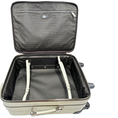 Interno di una valigia Prada in pelle saffiano bianco latte e finiture nere, con dettagli metallici argentati. L’interno è foderato in tessuto jacquard con motivo logo Prada, dotato di cinghie regolabili per fissare il contenuto e tasca con zip. Dispone di doppia chiusura con cerniera e lucchetto numerico in metallo argentato, manico superiore e laterale in pelle, maniglia estraibile e ruote posteriori per facilitarne il trasporto. Completa di dustbag, clochette porta address e card d'autenticità.