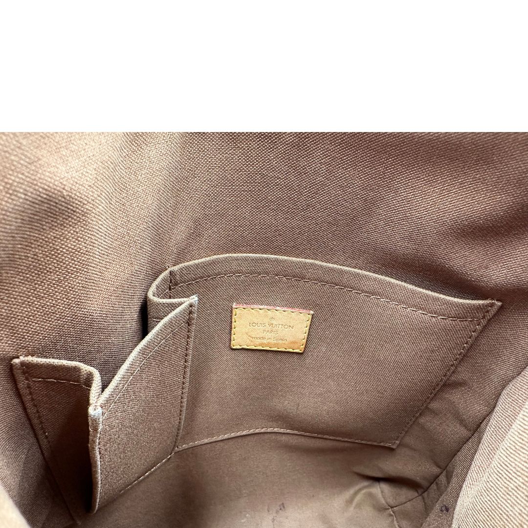 interno Borsa Odeon PM Louis Vuitton in canvas marrone monogram con finiture in vacchetta naturale e parti metalliche dorate. Dotata di tracolla regolabile con fibbia, di lusso, originale, buone condizioni, usata. 