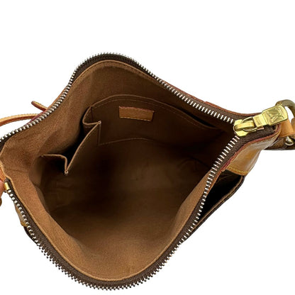 interno Borsa Odeon PM Louis Vuitton in canvas marrone monogram con finiture in vacchetta naturale e parti metalliche dorate. Dotata di tracolla regolabile con fibbia, di lusso, originale, buone condizioni, usata. 