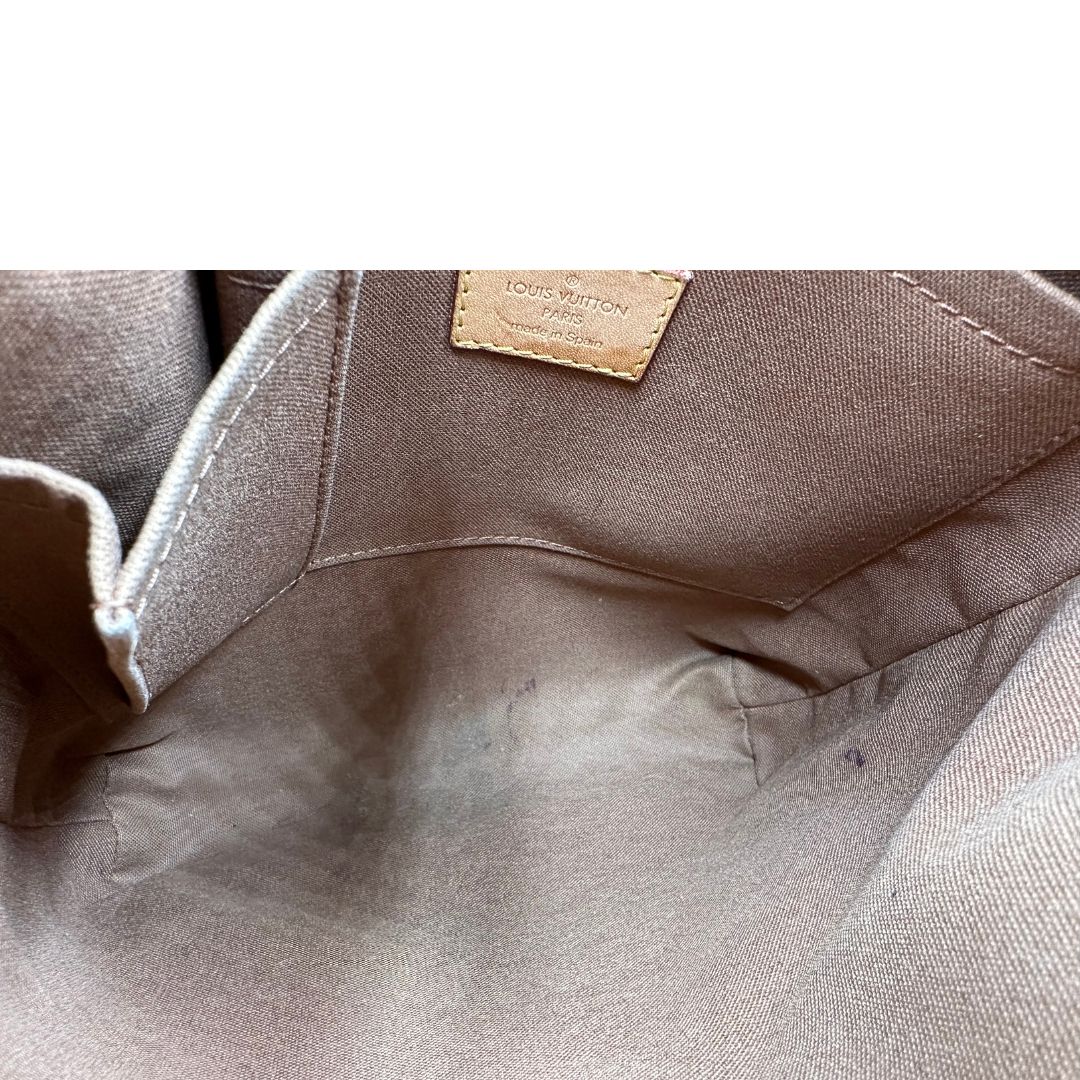 interno Borsa Odeon PM Louis Vuitton in canvas marrone monogram con finiture in vacchetta naturale e parti metalliche dorate. Dotata di tracolla regolabile con fibbia, di lusso, originale, buone condizioni, usata. 