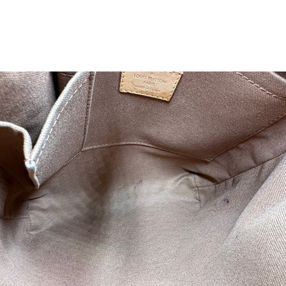 interno Borsa Odeon PM Louis Vuitton in canvas marrone monogram con finiture in vacchetta naturale e parti metalliche dorate. Dotata di tracolla regolabile con fibbia, di lusso, originale, buone condizioni, usata. 