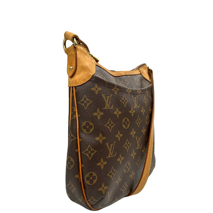 lato Borsa Odeon PM Louis Vuitton in canvas marrone monogram con finiture in vacchetta naturale e parti metalliche dorate. Dotata di tracolla regolabile con fibbia, di lusso, originale, buone condizioni, usata. 