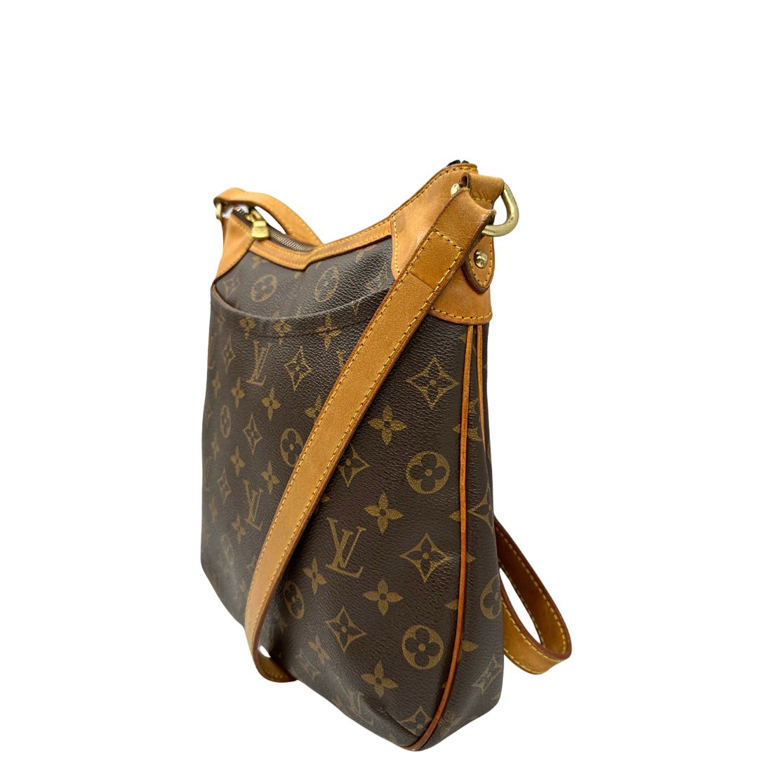 lato Borsa Odeon PM Louis Vuitton in canvas marrone monogram con finiture in vacchetta naturale e parti metalliche dorate. Dotata di tracolla regolabile con fibbia, di lusso, originale, buone condizioni, usata.