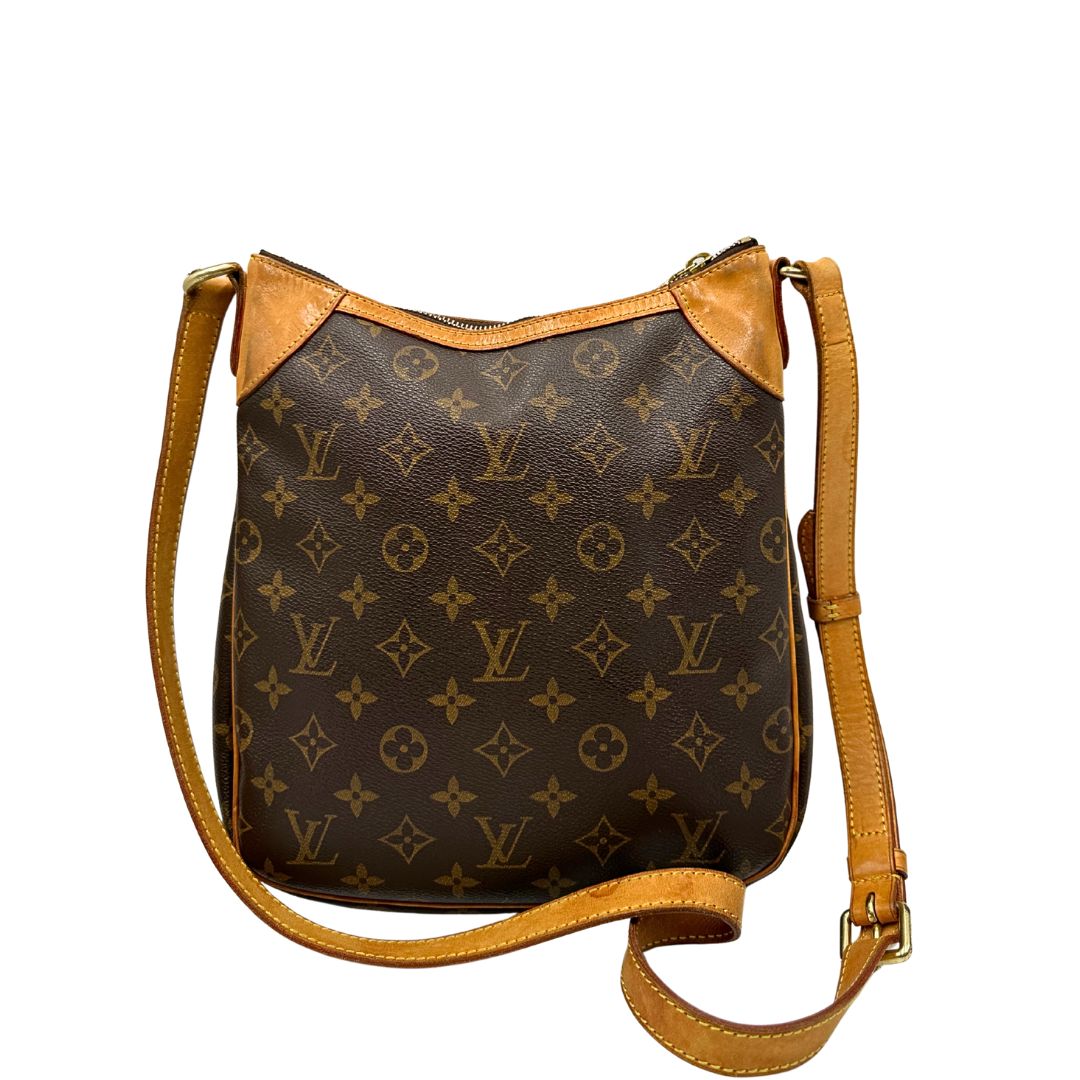 retro Borsa Odeon PM Louis Vuitton in canvas marrone monogram con finiture in vacchetta naturale e parti metalliche dorate. Dotata di tracolla regolabile con fibbia, di lusso, originale, buone condizioni, usata.