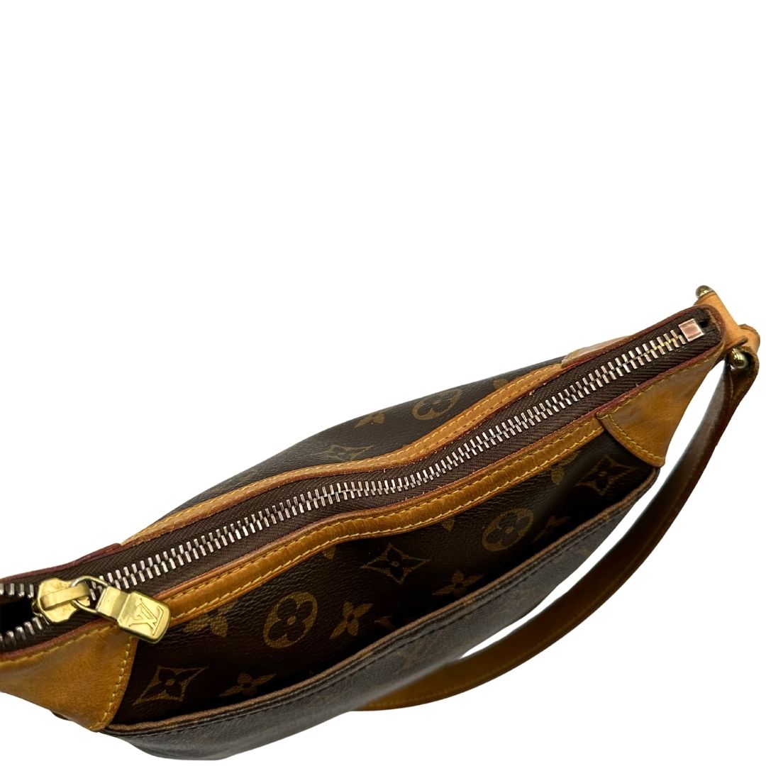 chiusura Borsa Odeon PM Louis Vuitton in canvas marrone monogram con finiture in vacchetta naturale e parti metalliche dorate. Dotata di tracolla regolabile con fibbia, di lusso, originale, buone condizioni, usata. 