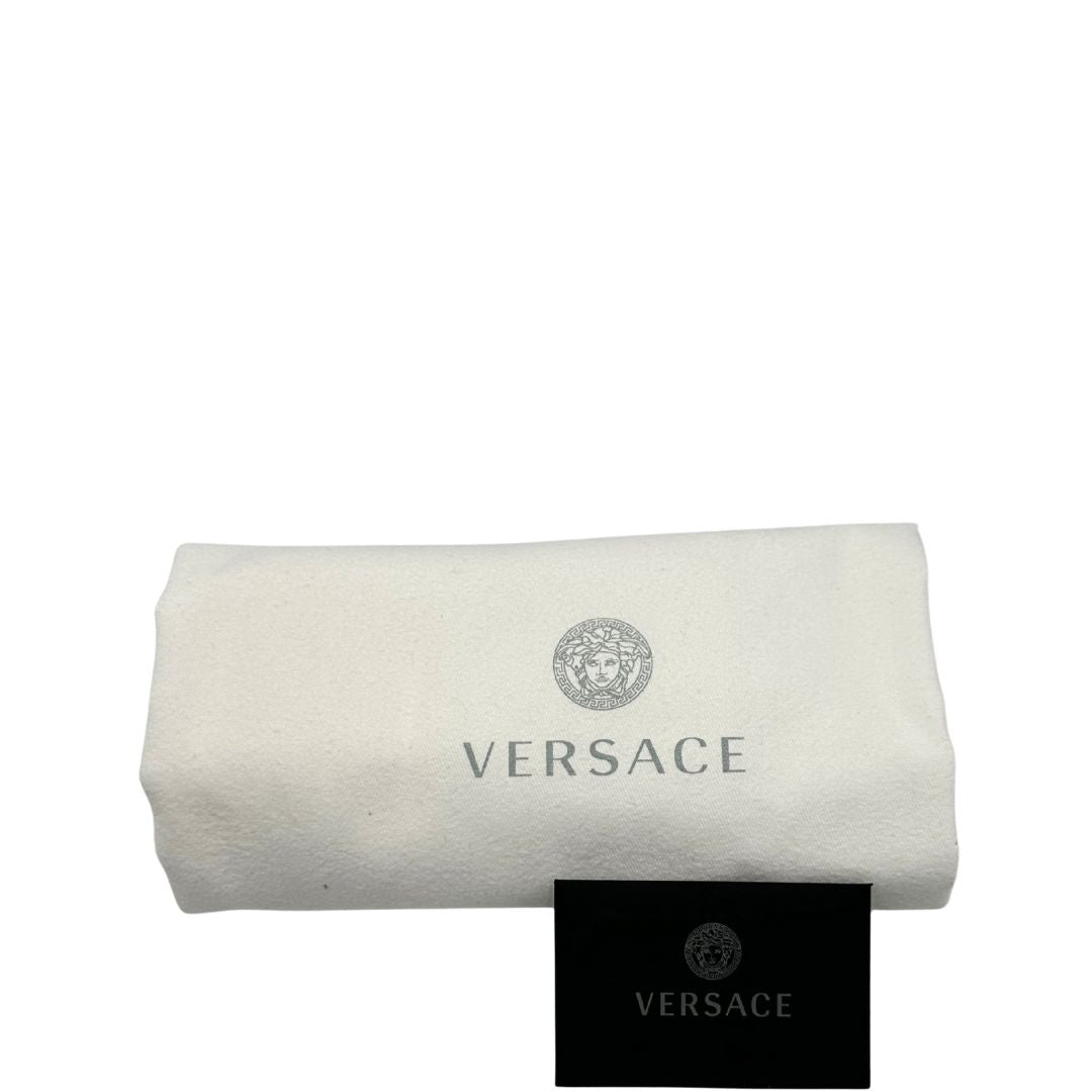 Dustbag di una borsa Versace in tela com motivo jacquard barocco in nero e giallo tipico della Maison. Presenta doppi manici stondati e una tracolla amovibile in tessuto motivo greca, con dettagli in pelle neri. Completa di dustbag.