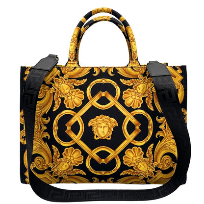 Retro di una borsa Versace in tela com motivo jacquard barocco in nero e giallo tipico della Maison. Presenta doppi manici stondati e una tracolla amovibile in tessuto motivo greca, con dettagli in pelle neri. Completa di dustbag.