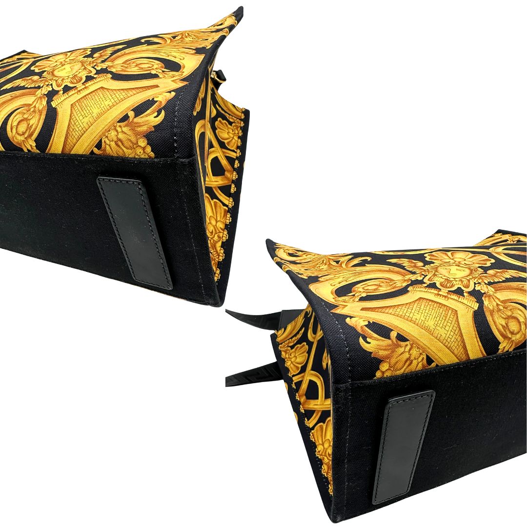 Angoli di una borsa Versace in tela com motivo jacquard barocco in nero e giallo tipico della Maison. Presenta doppi manici stondati e una tracolla amovibile in tessuto motivo greca, con dettagli in pelle neri. Completa di dustbag.