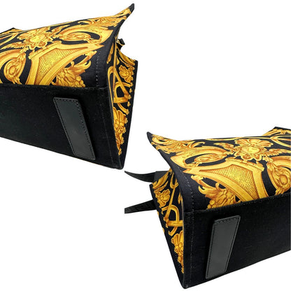 Angoli di una borsa Versace in tela com motivo jacquard barocco in nero e giallo tipico della Maison. Presenta doppi manici stondati e una tracolla amovibile in tessuto motivo greca, con dettagli in pelle neri. Completa di dustbag.