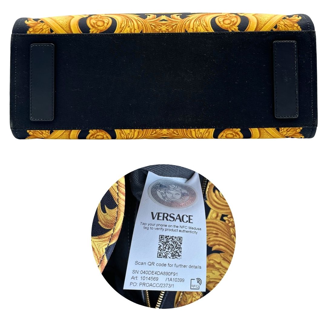 Base e codice di una borsa Versace in tela com motivo jacquard barocco in nero e giallo tipico della Maison. Presenta doppi manici stondati e una tracolla amovibile in tessuto motivo greca, con dettagli in pelle neri. Completa di dustbag.