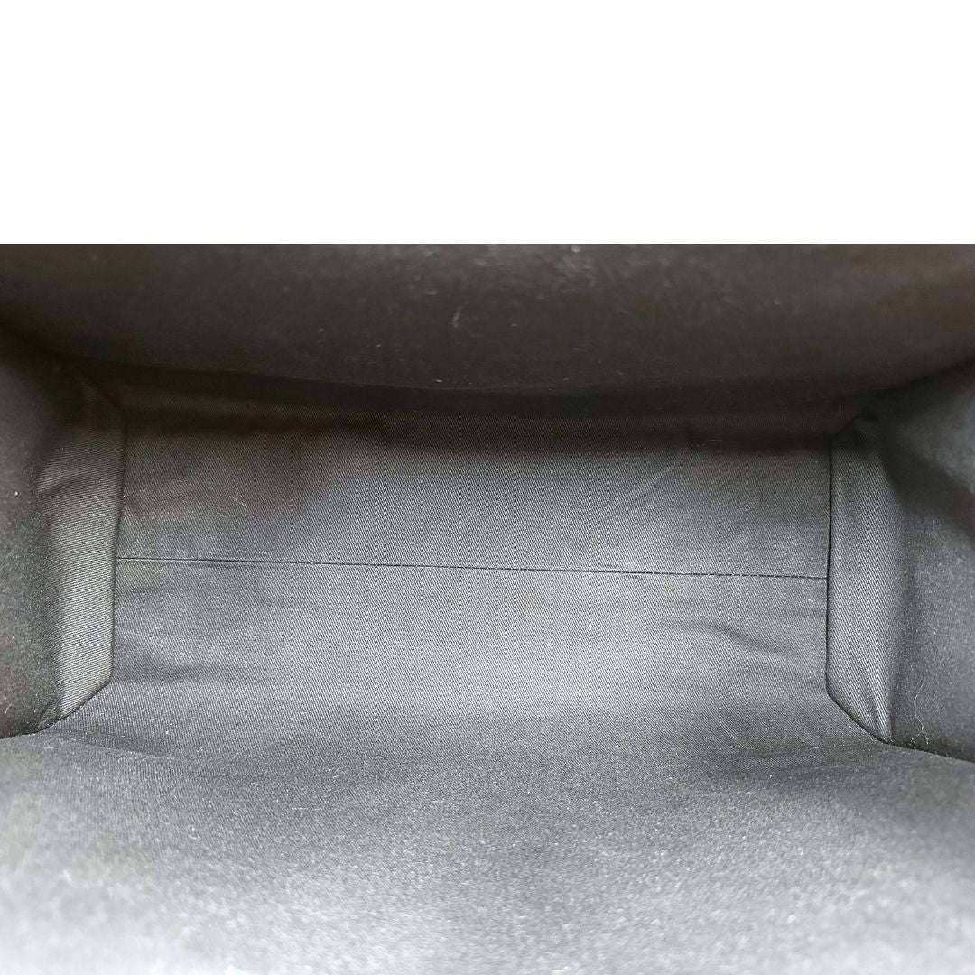 Interno di una borsa Versace in tela com motivo jacquard barocco in nero e giallo tipico della Maison. Presenta doppi manici stondati e una tracolla amovibile in tessuto motivo greca, con dettagli in pelle neri. Completa di dustbag.