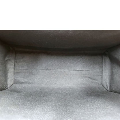 Interno di una borsa Versace in tela com motivo jacquard barocco in nero e giallo tipico della Maison. Presenta doppi manici stondati e una tracolla amovibile in tessuto motivo greca, con dettagli in pelle neri. Completa di dustbag.