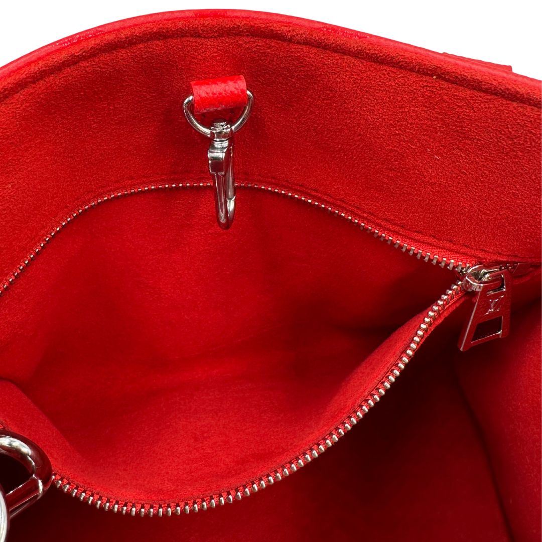 interno  Borsa L.V. in pelle rossa monogram Empreinte con parti metalliche argentate; munita di doppi manici stondati e una tracolla amovibile e regolabile. Completa di corredo, di lusso, originale, ottime condizioni. 