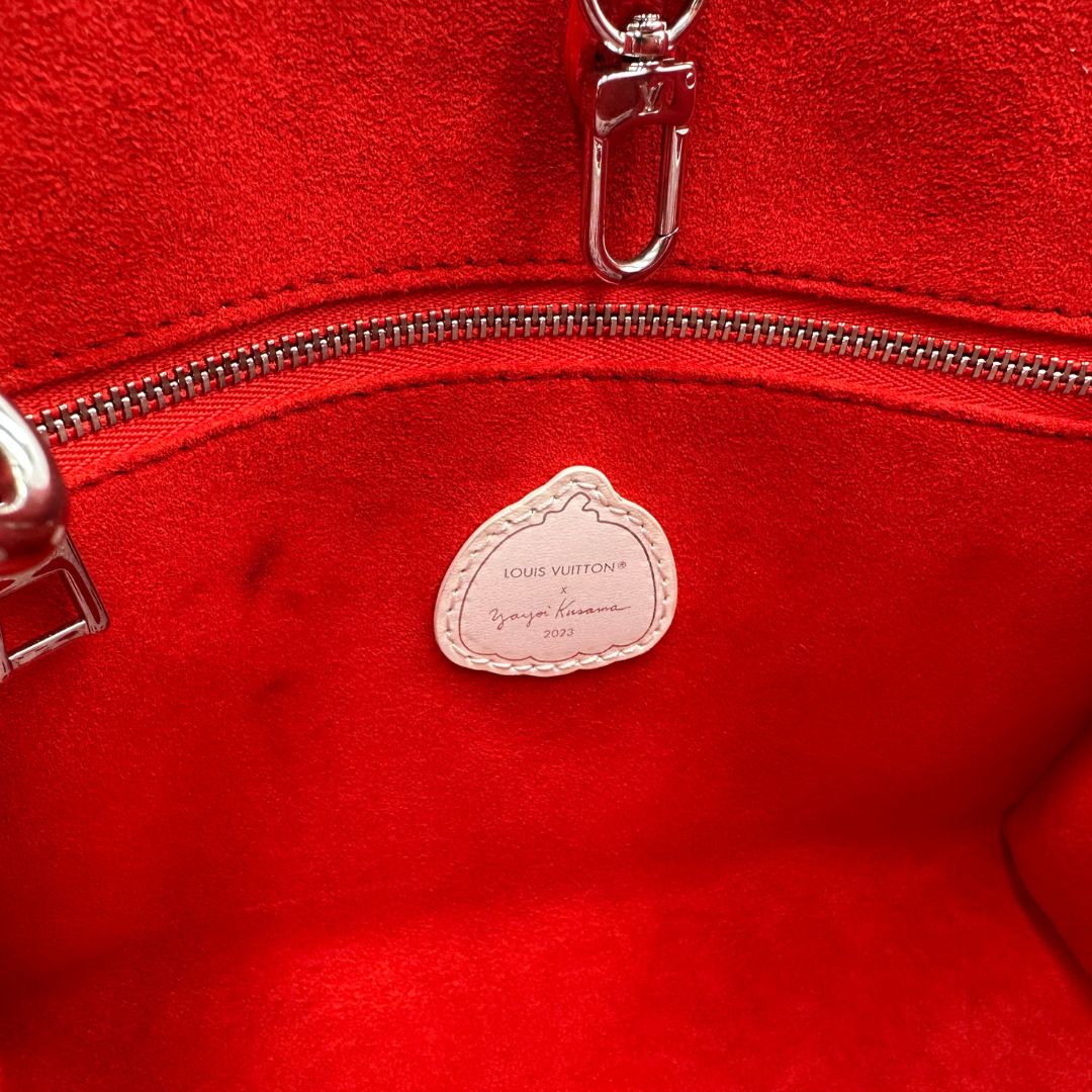 interno  Borsa L.V. in pelle rossa monogram Empreinte con parti metalliche argentate; munita di doppi manici stondati e una tracolla amovibile e regolabile. Completa di corredo, di lusso, originale, ottime condizioni. 