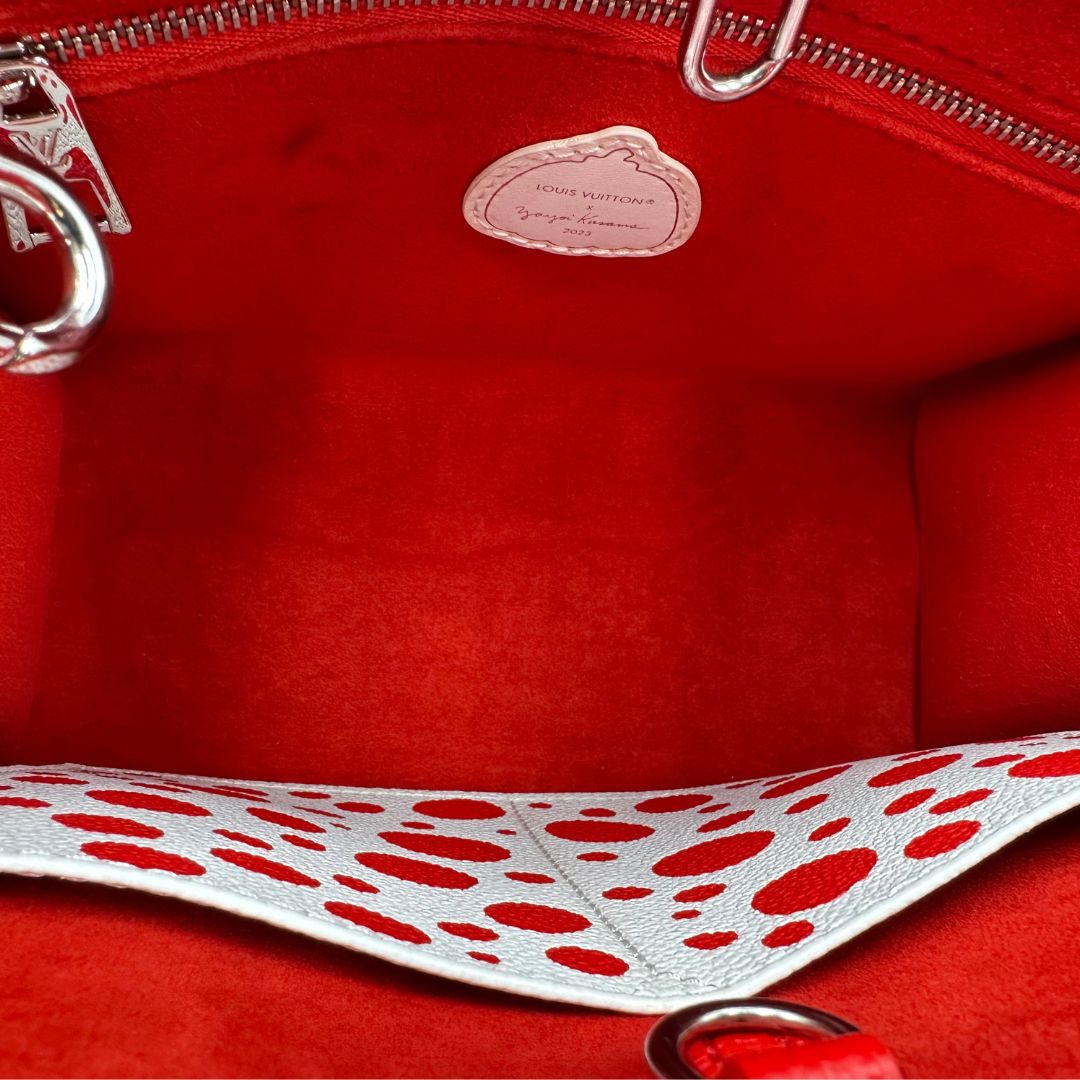 interno  Borsa L.V. in pelle rossa monogram Empreinte con parti metalliche argentate; munita di doppi manici stondati e una tracolla amovibile e regolabile. Completa di corredo, di lusso, originale, ottime condizioni. 