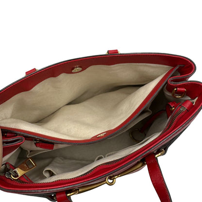 interno Borsa Gucci in pelle rossa con parti metalliche dorate; munita di doppi manici e impreziosita da dettaglio Horsebit sul front. Completa di dustbag, di lusso, originale. 