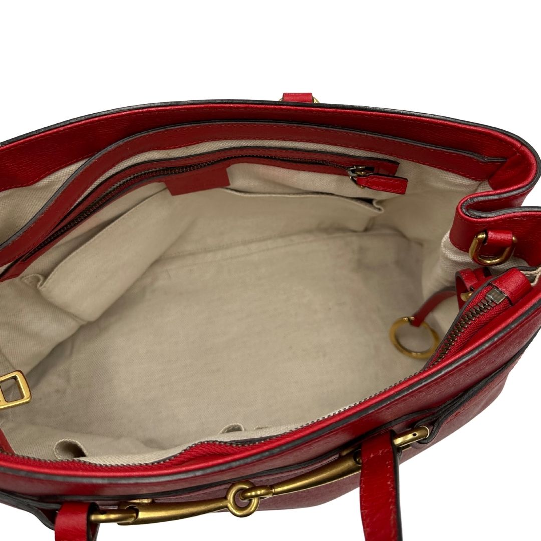 interno Borsa Gucci in pelle rossa con parti metalliche dorate; munita di doppi manici e impreziosita da dettaglio Horsebit sul front. Completa di dustbag, di lusso, originale.  