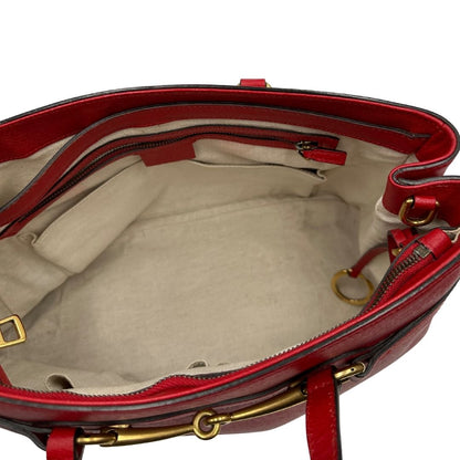 interno Borsa Gucci in pelle rossa con parti metalliche dorate; munita di doppi manici e impreziosita da dettaglio Horsebit sul front. Completa di dustbag, di lusso, originale.  