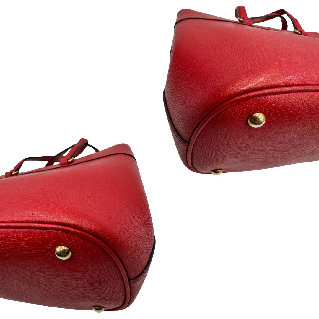 angoli Borsa Gucci in pelle rossa con parti metalliche dorate; munita di doppi manici e impreziosita da dettaglio Horsebit sul front. Completa di dustbag, di lusso, originale. 