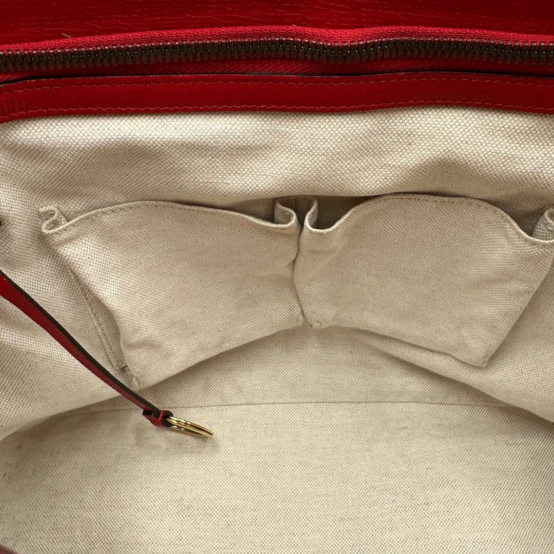 interno Borsa Gucci in pelle rossa con parti metalliche dorate; munita di doppi manici e impreziosita da dettaglio Horsebit sul front. Completa di dustbag, di lusso, originale. 