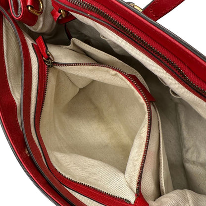 interno Borsa Gucci in pelle rossa con parti metalliche dorate; munita di doppi manici e impreziosita da dettaglio Horsebit sul front. Completa di dustbag, di lusso, originale. 
