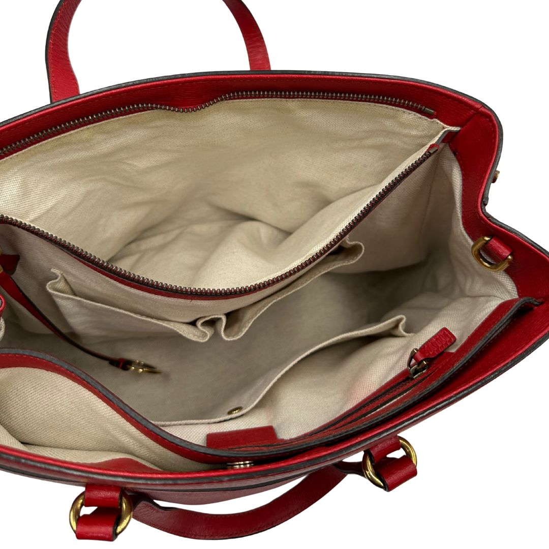 interno Borsa Gucci in pelle rossa con parti metalliche dorate; munita di doppi manici e impreziosita da dettaglio Horsebit sul front. Completa di dustbag, di lusso, originale. 