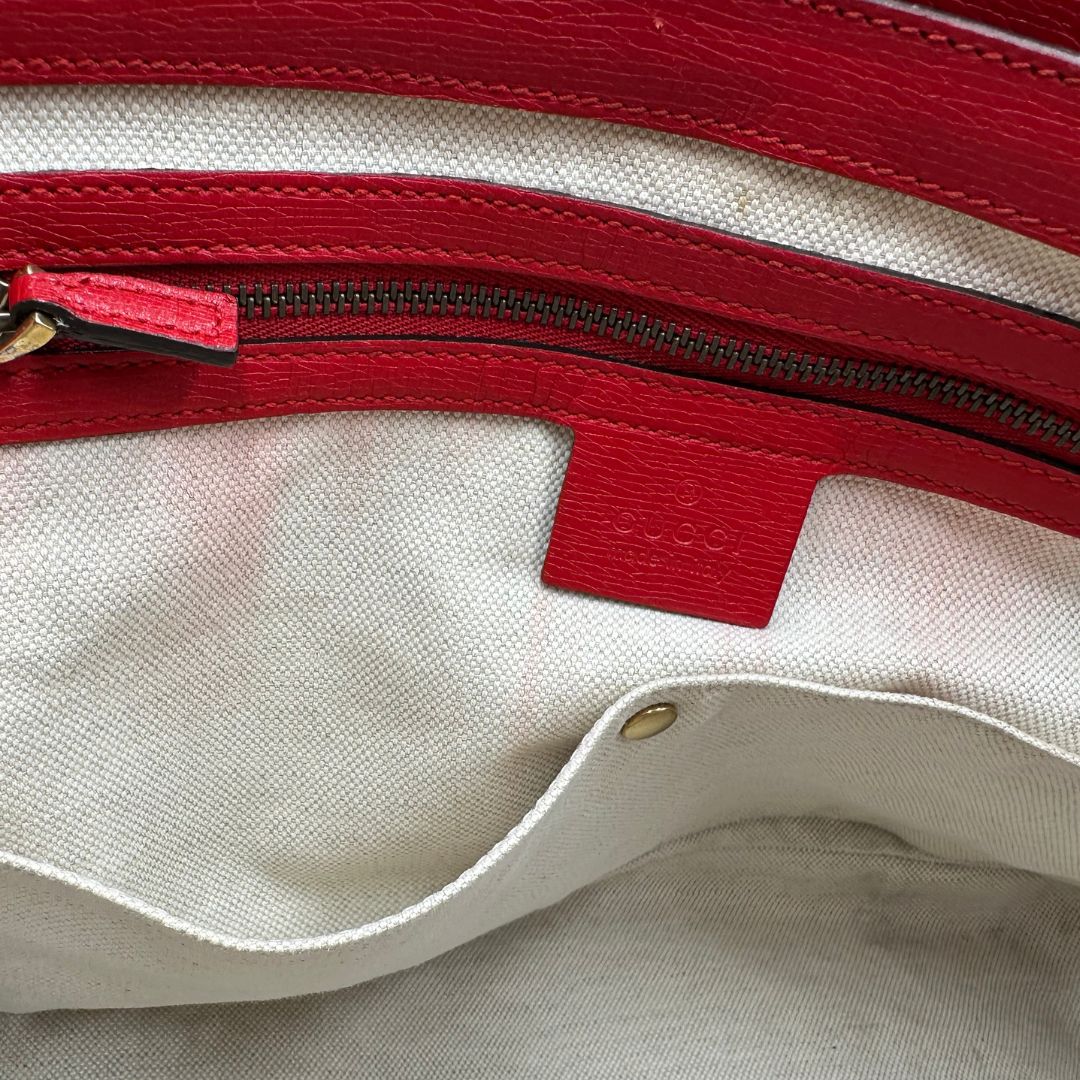 interno Borsa Gucci in pelle rossa con parti metalliche dorate; munita di doppi manici e impreziosita da dettaglio Horsebit sul front. Completa di dustbag, di lusso, originale. 