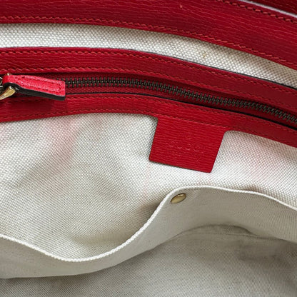 interno Borsa Gucci in pelle rossa con parti metalliche dorate; munita di doppi manici e impreziosita da dettaglio Horsebit sul front. Completa di dustbag, di lusso, originale. 