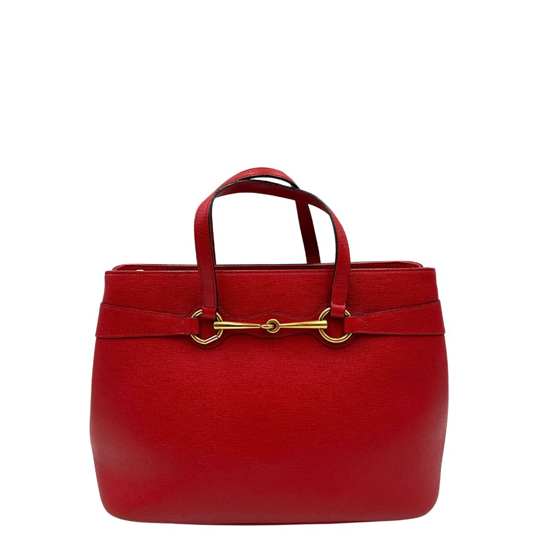 front Borsa Gucci in pelle rossa con parti metalliche dorate; munita di doppi manici e impreziosita da dettaglio Horsebit sul front. Completa di dustbag, di lusso, originale. 
