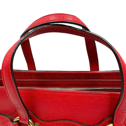 manici Borsa Gucci in pelle rossa con parti metalliche dorate; munita di doppi manici e impreziosita da dettaglio Horsebit sul front. Completa di dustbag, di lusso, originale. 