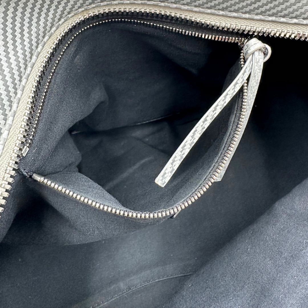 interno Borsa Balenciaga in pelle color argento metallizzato con parti metalliche tono su tono; munita di doppi manici stondati e una tracolla amovibile e regolabile. Completa di dustbag, di lusso, originale, ottime condizioni. 