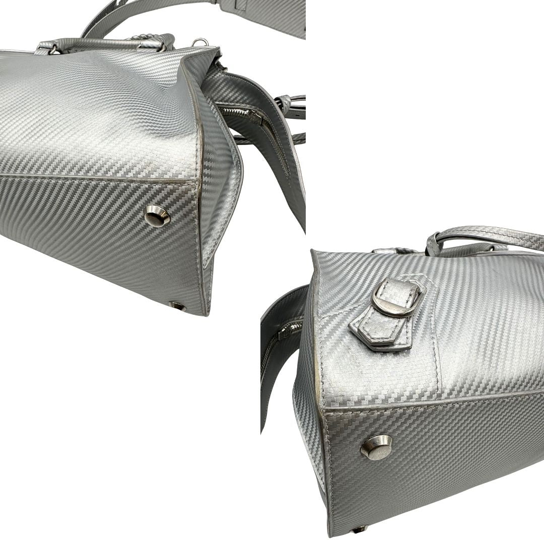angoli Borsa Balenciaga in pelle color argento metallizzato con parti metalliche tono su tono; munita di doppi manici stondati e una tracolla amovibile e regolabile. Completa di dustbag, di lusso, originale, ottime condizioni. 