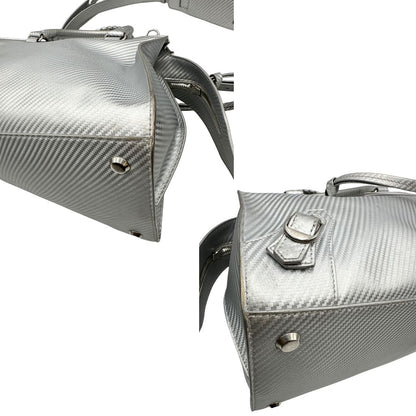 angoli Borsa Balenciaga in pelle color argento metallizzato con parti metalliche tono su tono; munita di doppi manici stondati e una tracolla amovibile e regolabile. Completa di dustbag, di lusso, originale, ottime condizioni. 