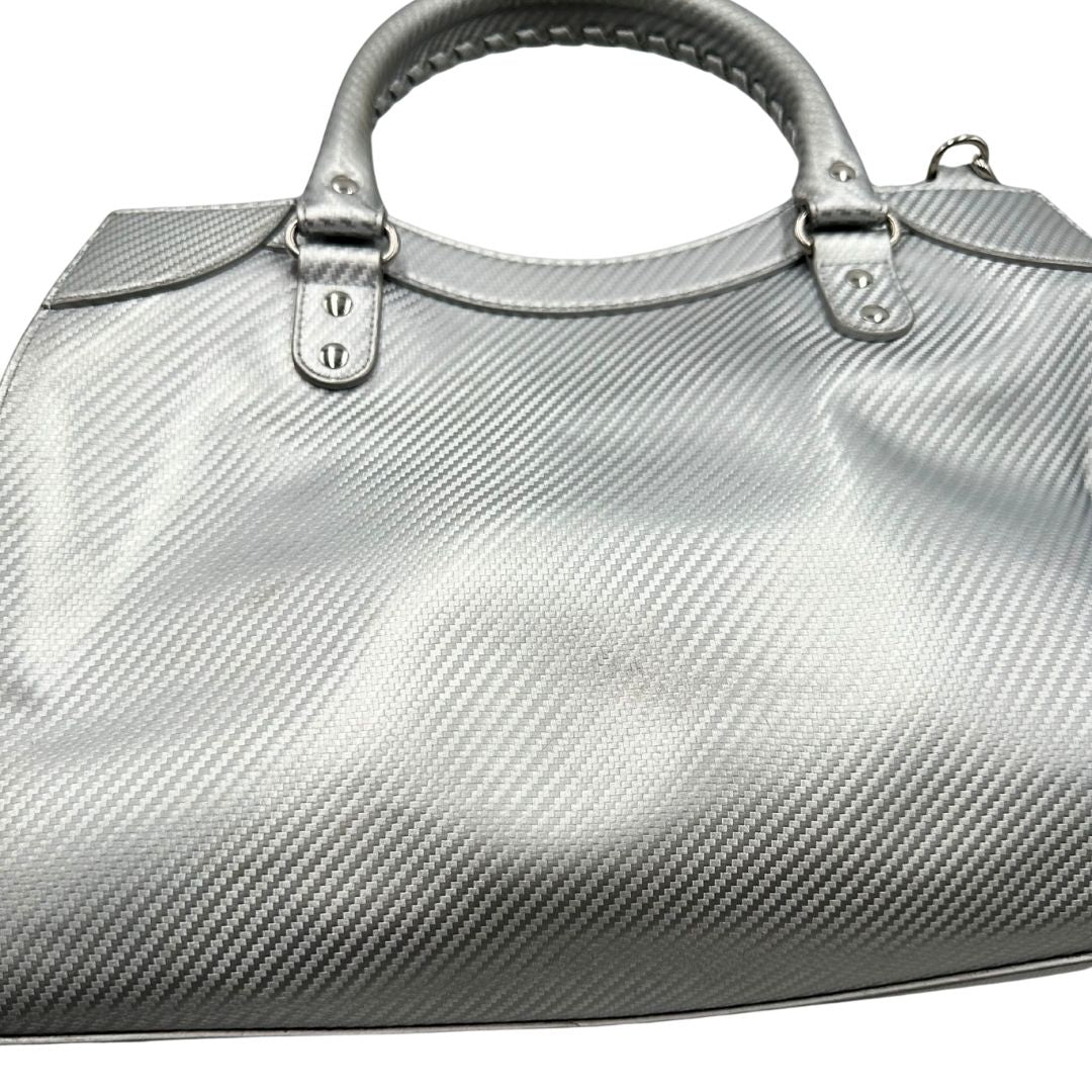 retro Borsa Balenciaga in pelle color argento metallizzato con parti metalliche tono su tono; munita di doppi manici stondati e una tracolla amovibile e regolabile. Completa di dustbag, di lusso, originale, ottime condizioni. 
