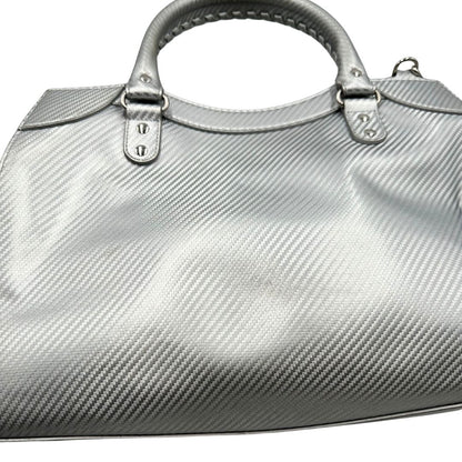 retro Borsa Balenciaga in pelle color argento metallizzato con parti metalliche tono su tono; munita di doppi manici stondati e una tracolla amovibile e regolabile. Completa di dustbag, di lusso, originale, ottime condizioni. 